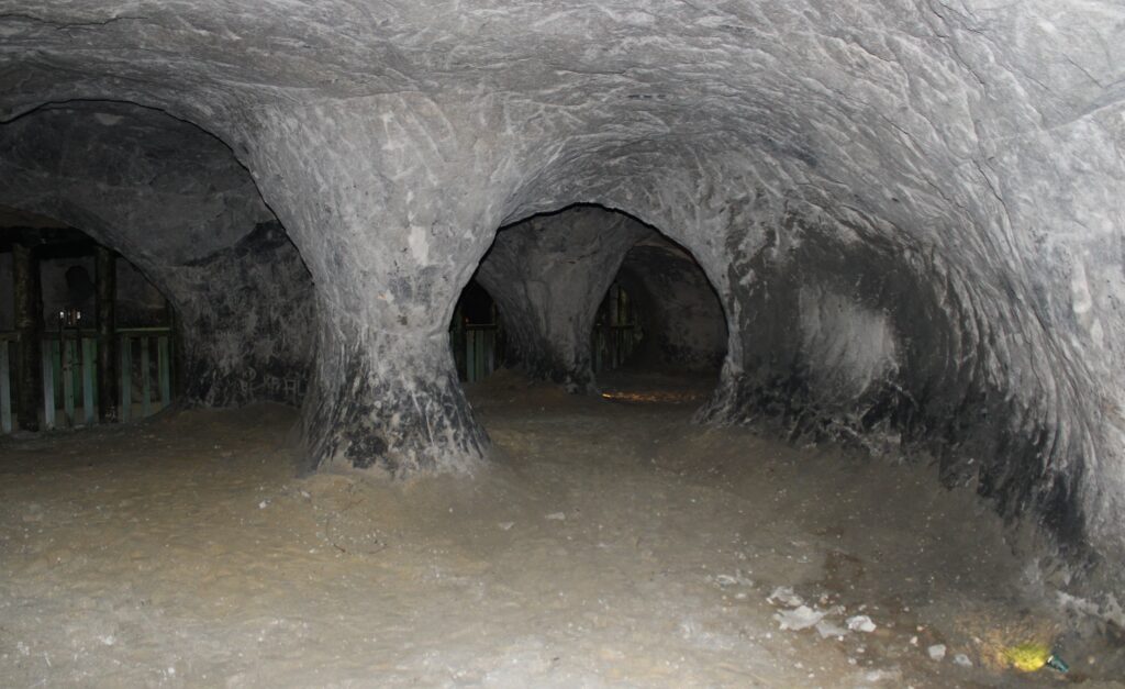 Widok na jamę Grot Nagórzyckich – podziemne wyrobiska piasku przypominające naturalne jaskinie, połączone siecią korytarzy. Jedna z głównych atrakcji turystycznych Tomaszowa Mazowieckiego.