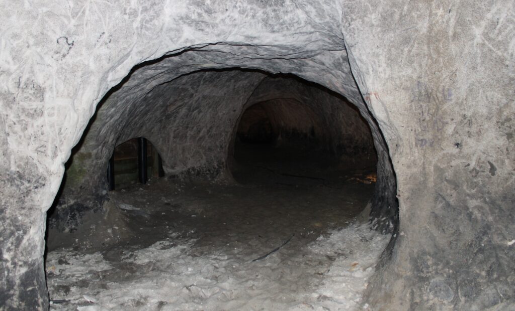 Zbliżenie na piaskowe korytarze i komory Grot Nagórzyckich. Wyrobiska stanowią unikatową atrakcję geologiczną Tomaszowa Mazowieckiego i są dostępne dla turystów.